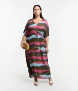 Vestido midi con estampado abstracto en tonos rosa, marrón, verde y celeste. Tiene escote en V, mangas cortas tipo murciélago y lazo ajustable en la cintura.