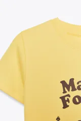 Camiseta amarilla de corte slim fit, cuello redondo y manga corta. Estampado frontal con texto "Madeira Formosa" y un paisaje de la isla de Madeira.