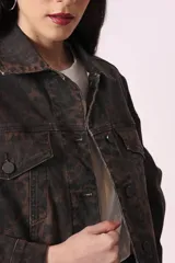 Campera de jean con estampado animal print en tonos marrones y negros.