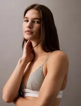 Conjunto Calvin Klein de top triangular y tanga, color gris acanalado con banda elástica blanca con logo.