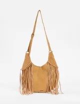 Cartera bandolera de estilo boho, confeccionada en material tipo gamuza color marrón. Presenta un diseño de media luna con flecos largos decorativos en los laterales y correa ajustable con hebilla metálica.