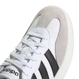 Championes Adidas Barreda de cuero sintético blanco con puntera de gamuza gris y detalles en negro. Presentan las tres tiras clásicas de Adidas en los laterales y suela de goma blanca.