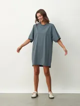 Vestido gris oscuro de corte recto, con cuello redondo y mangas cortas.