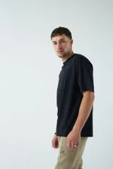 Remera oversize negra de algodón con cuello redondo y mangas cortas. Corte amplio y relajado.