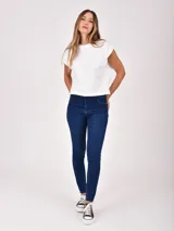 Jean de mujer, tiro medio-alto, color azul claro con lavado uniforme. Corte ajustado tipo skinny o slim fit.