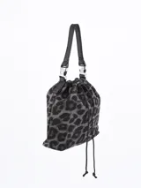 Bandolera tipo bucket con estampado animal print de leopardo en tonos beige y marrón. Tiene cierre con cordón ajustable y correa de hombro extraíble.