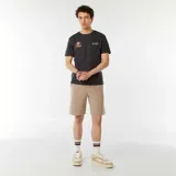 Remera negra de manga corta con estampado de fresa y texto en japonés.