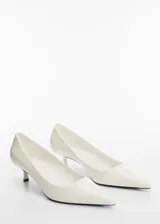 Zapato de charol color burdeos, con punta y tacón kitten de 4 cm, sin cierre.