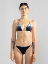 Bombacha de bikini azul de terciopelo con textura a rayas finas, corte triángulo clásico, tiras laterales ajustables y detalle de charm floral Polonio.
