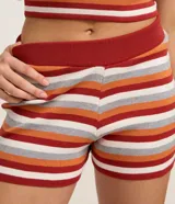 Short de punto con estampado de rayas horizontales en tonos rojo, naranja, gris y blanco. Tiene cintura elástica y corte regular.