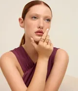 Set de seis anillos de metal con baño dorado de diferentes diseños, incluyendo modelos de alambre retorcido y anillos finos lisos.