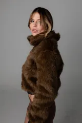 Campera corta marrón de pelo sintético con forro interior y puños de cuero sintético.