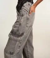 Pantalón de jean gris con bolsillos cargo laterales, corte recto y cintura alta.