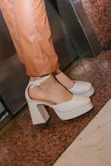 Zapatos de tacón con plataforma, color rojo, con correa al tobillo y hebilla redonda.