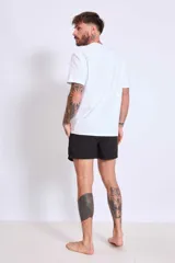 Short de baño color marrón con cordón ajustable en la cintura y logo estampado en blanco en la pierna izquierda.