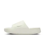Sandalias Nike Calm Slide color blanco, de una sola pieza con diseño minimalista y logo Swoosh en relieve.