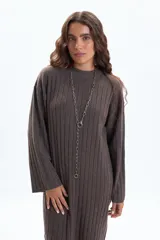 Vestido de punto marrón de manga larga, con cuello redondo y textura acanalada vertical.