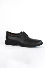 Zapato acordonado de cuero marrón oscuro, con suela de goma negra y puntera cuadrada.