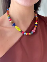 Collar corto con cuentas de cristal checo, cerámica, madera y otros materiales. Se cierra con cadena y ganchito para regular el largo.