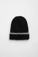 Gorro de lana tejido color negro con detalle de franja gris en el borde inferior.