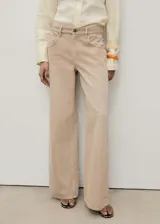 Pantalón de jean color beige, de corte wideleg, tiro bajo, con cinco bolsillos y cierre frontal con cremallera y botón.