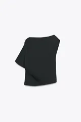 Top celeste de satén con cuello amplio, manga asimétrica y fornitura dorada en el hombro.