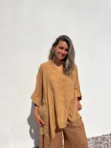 Poncho remera color beige de lino, con escote en V y mangas 3/4 amplias.