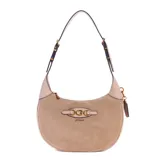 Cartera bandolera Guess color beige con aplique del logo de la marca en el frente.