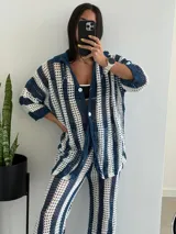 Conjunto tejido a crochet con rayas verticales azules y blancas. Incluye camisa de mangas 3/4 con botones y pantalón palazzo.