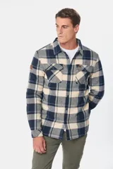 Sobrecamisa de viyela con forro de corderito, diseño a cuadros en tonos azul y crema, de manga larga y cierre frontal.