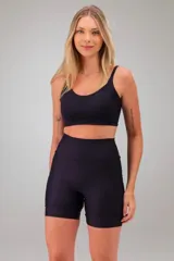 Biker deportiva negra de tiro alto, con forro interno que elimina la necesidad de ropa interior.