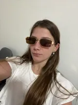 Lentes de sol rectangulares con marco dorado y lentes marrones.