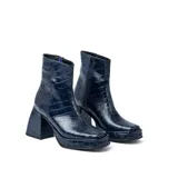 Botas cortas de cuero negro, con cierre lateral, taco de madera forrado en cuero y suela de goma.