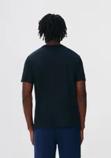 Remera deportiva azul de corte clásico con cuello redondo y logo pequeño en el pecho.