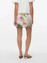 Short sastrero tiro medio con pinzas, confeccionado en tejido plano con mezcla de viscosa y nailon. Diseño con bolsillos delanteros y cierre de gancho y cremallera.