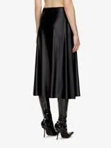 Falda maxi negra de corte acampanado, con cintura elástica y acabado brillante, posiblemente efecto cuero o vinilo.