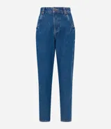 Pantalón mom confeccionado en jeans azul con trabillas en la cintura, cierre tradicional por botón y cremallera, bolsillos delanteros y traseros con detalle deshilachado.
