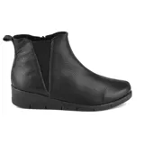 Bota de cuero negro con elástico lateral, cierre de cremallera y suela de goma.