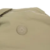 Bandolera verde de poliéster con correa regulable, cierre superior y logo de la marca en el frente.