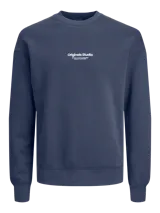 Buzo azul marino de manga larga y cuello redondo, con estampado frontal que dice "Originals Studio brought to you by Jack&Jones designed in Copenhagen".