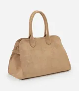 Cartera grande modelo shopper, color beige, confeccionada en material sintético. Tiene correas dobles, detalle de hebillas laterales, bolsillo interno y cierre por botón.