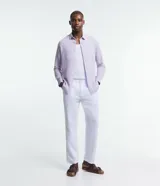 Pantalón de lino color lila claro, de corte recto, con bolsillos laterales y traseros.