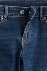 Pantalón de jean acampanado de tiro bajo, color azul oscuro.