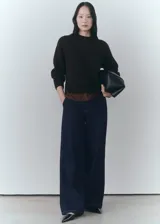 Pantalón de jean azul oscuro, de corte wideleg, tiro medio y cinco bolsillos.