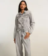 Pantalón baggy de jeans celeste con trabillas en la cintura, cierre tradicional y bolsillos. Corte holgado y de tiro alto.