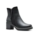 Bota corta de cuero negro con cierre lateral, taco cuadrado y suela track. Presenta detalle de pieza de gamuza en la parte superior del tobillo.