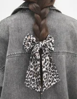 Hebilla francesa con moño con estampado animal print.