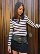 Minifalda negra de corte ajustado.