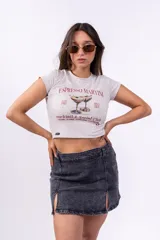 Remera corta color gris con estampado de cóctel Espresso Martini.