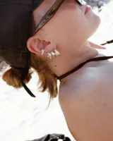 Aros plateados con diseño irregular.